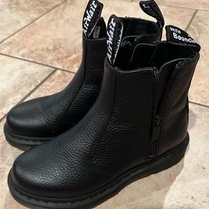 Dr Marten 2976 w/zips size 6